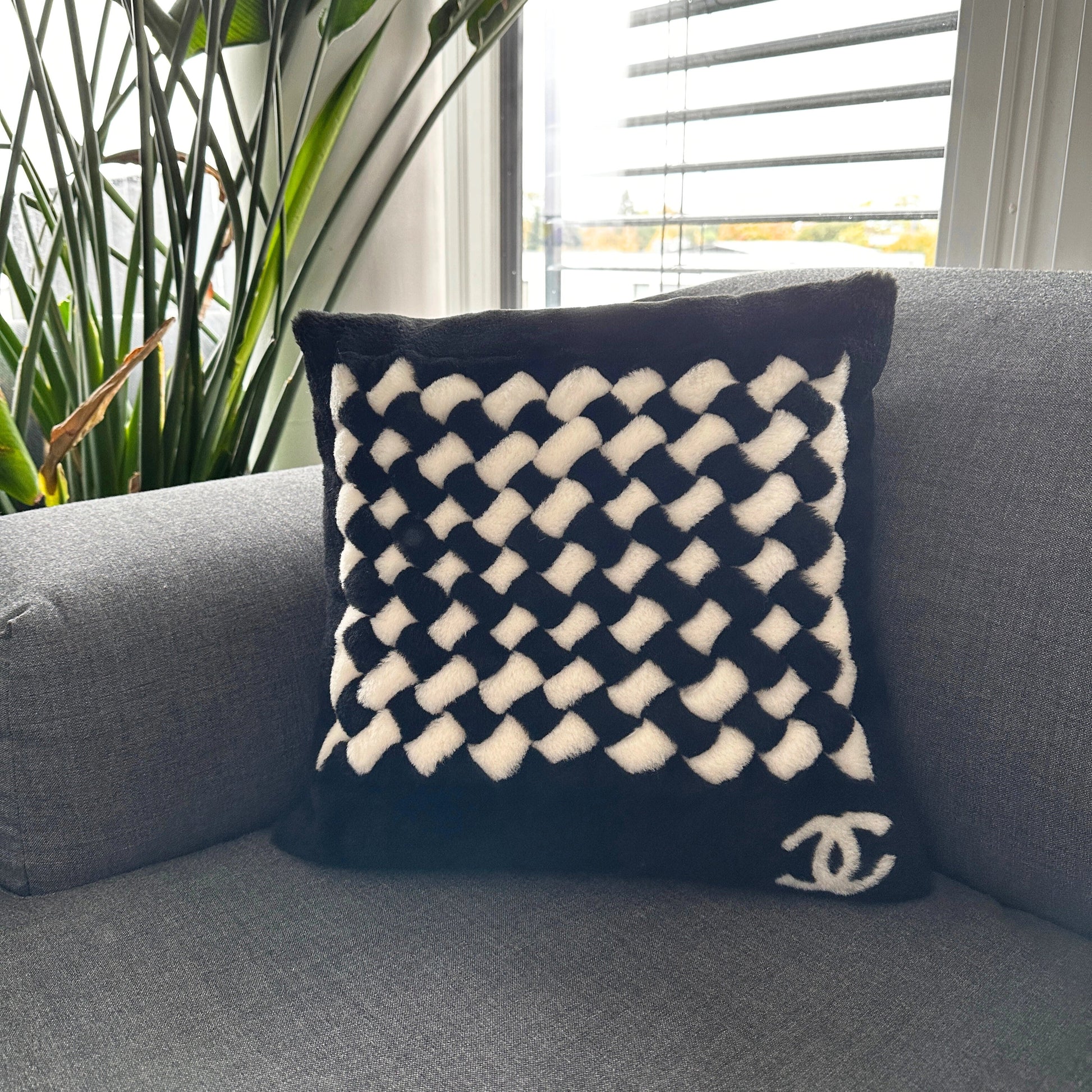Chanel Kissen aus Lammfell und Kaschmir Schwarz Weiß / neuwertig Chanel