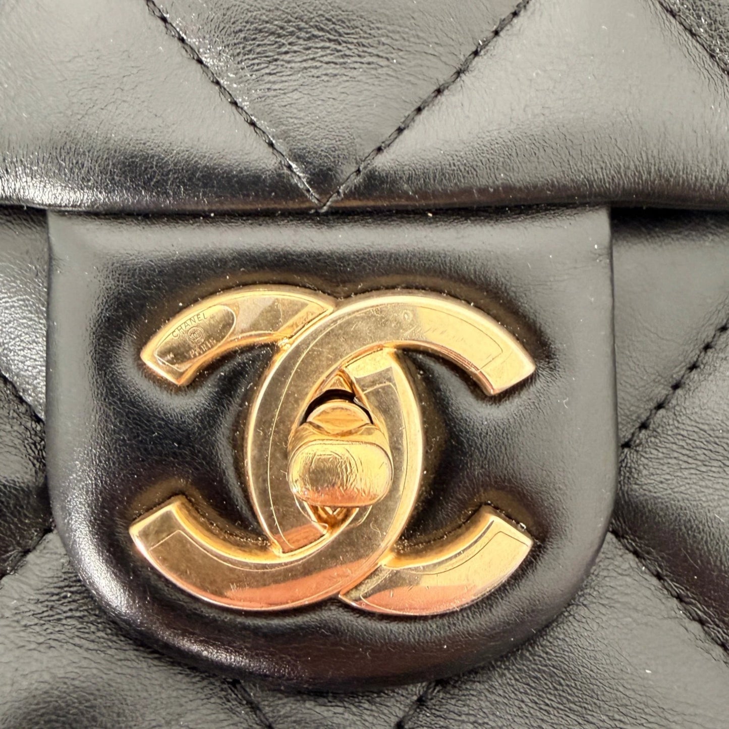 Chanel Maxi Flapbag 2024 glänzendes Kalbsleder GHW schwarz / neuwertig Chanel