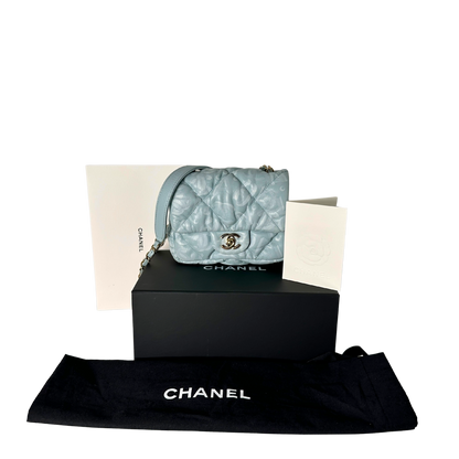Chanel Mini Flap Bag aus hellblauem Puffer-Lammleder Fullset / neuwertig Chanel
