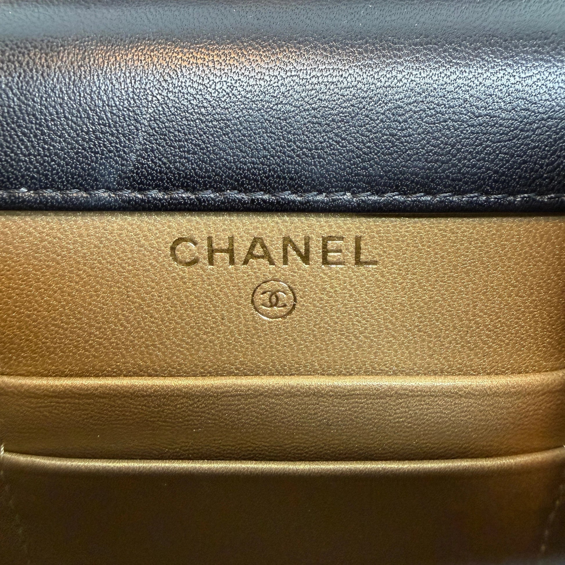 Chanel Pearl Crush Phone Holder with Chain Lammleder Schwarz Fullset / sehr gut Chanel