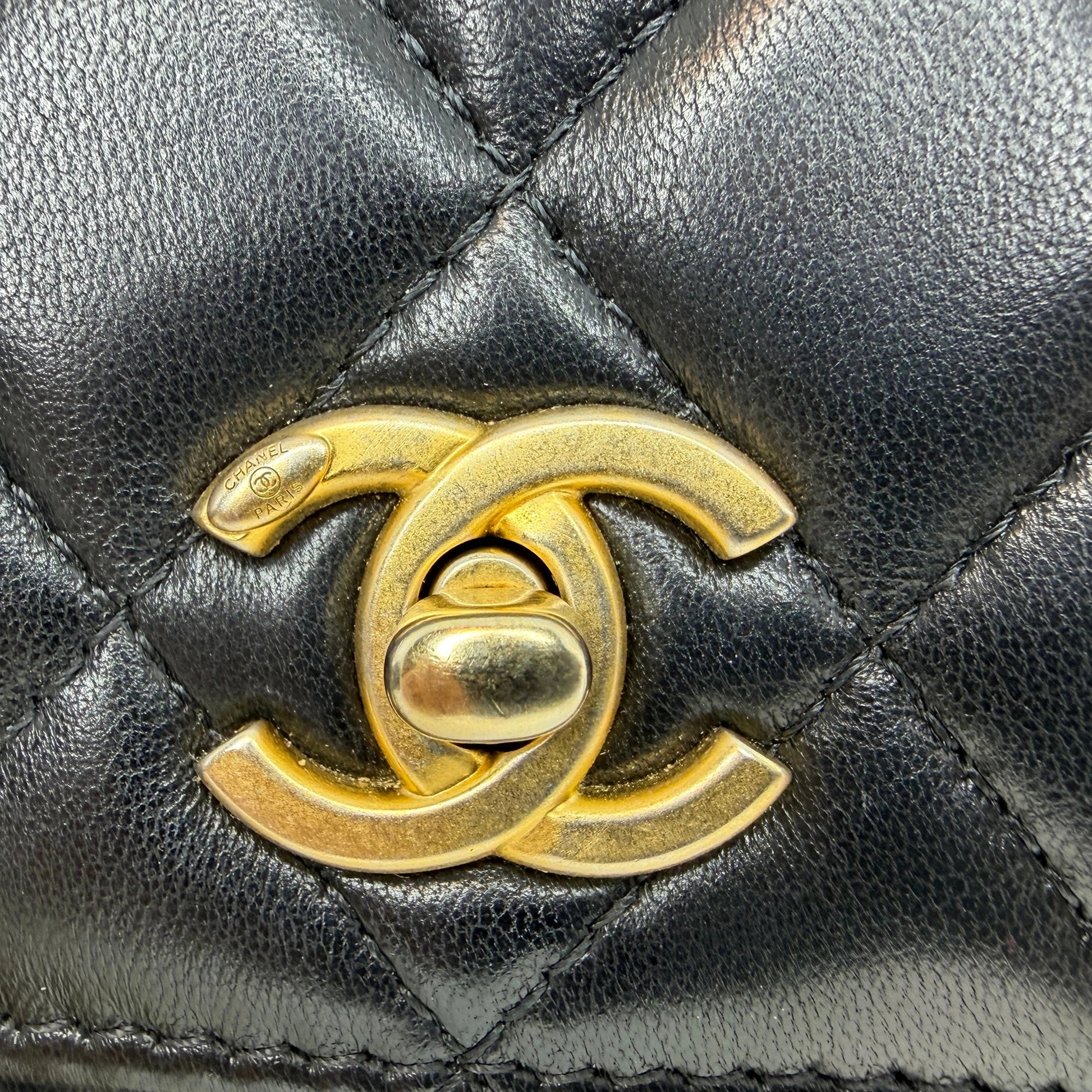 Chanel Pearl Crush Phone Holder with Chain Lammleder Schwarz Fullset / sehr gut Chanel