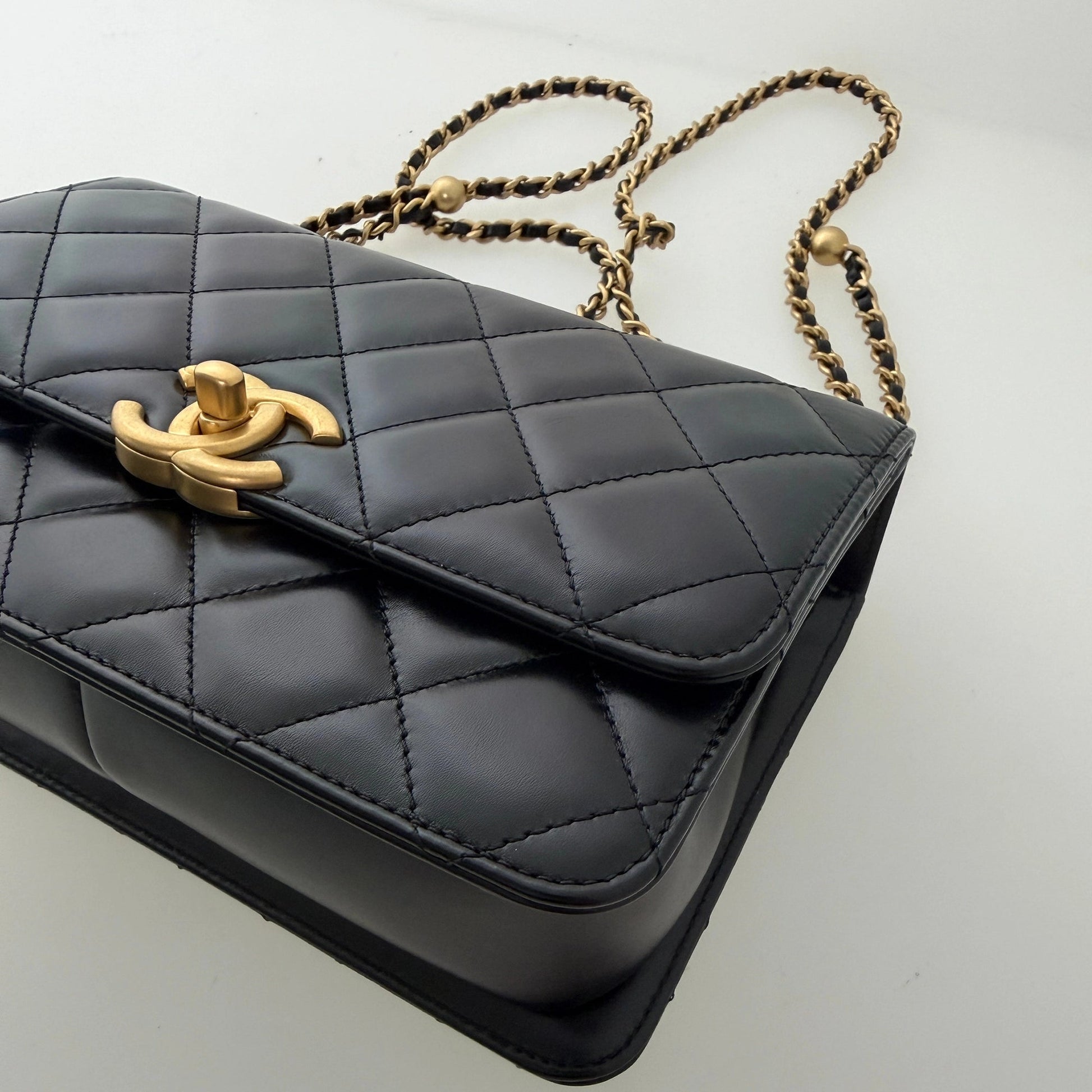 Chanel Perfect Fit Flap Bag Leder schwarz Fullset aktuelle Kollektion / neuwertig Chanel