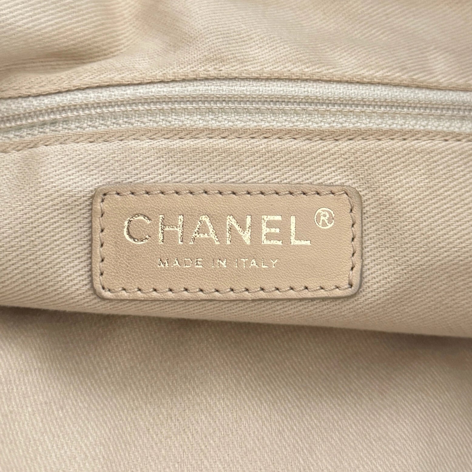 Chanel Puzzle Quilted Patent Tote Bag Schwarz / sehr gut Chanel