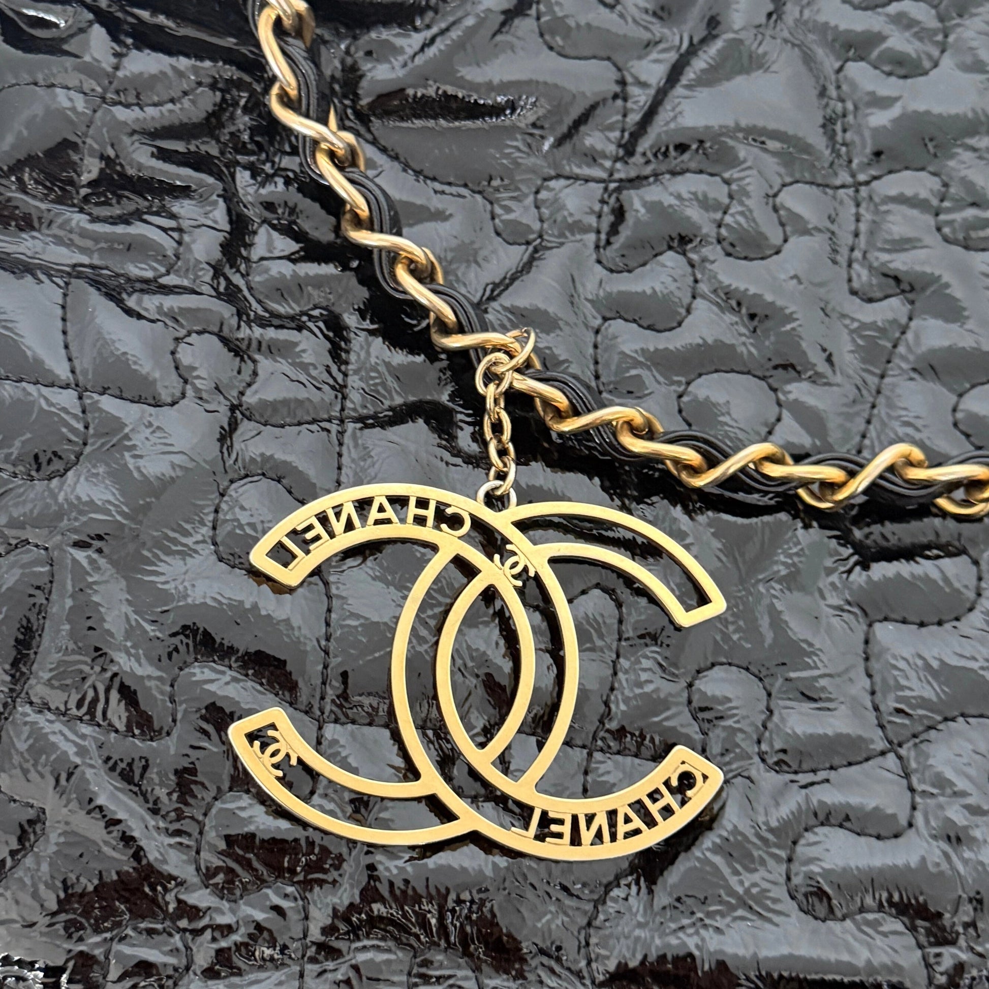 Chanel Puzzle Quilted Patent Tote Bag Schwarz / sehr gut Chanel