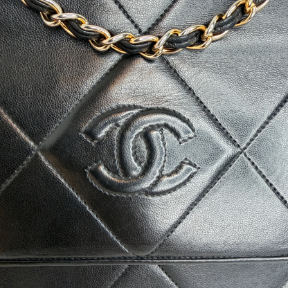 Chanel Vintage Flap Bag Lammleder Schwarz Gold CC Logo 1989-1991 Chanel