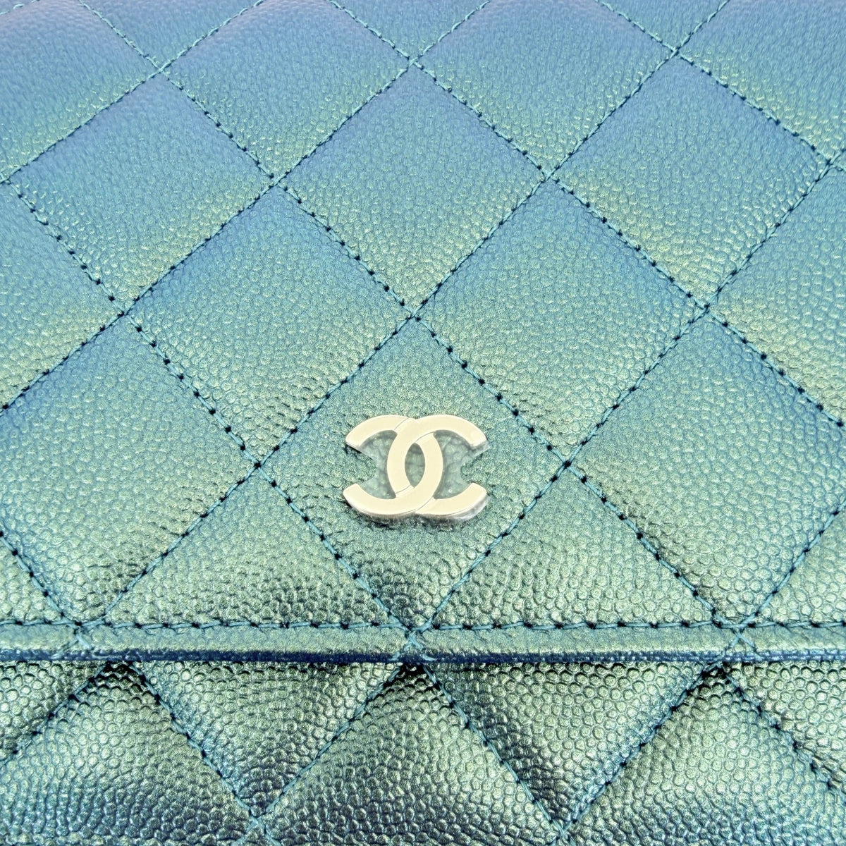 Chanel Classic Wallet on Chain WOC Iridescent Caviar Grün Gold Chanel