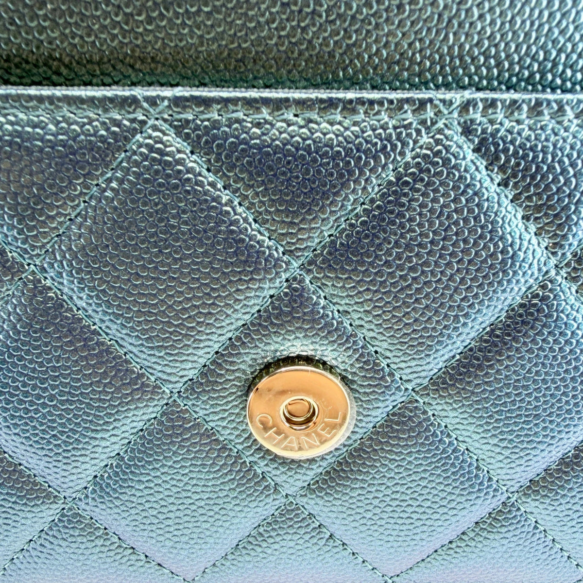 Chanel Classic Wallet on Chain WOC Iridescent Caviar Grün Gold Chanel