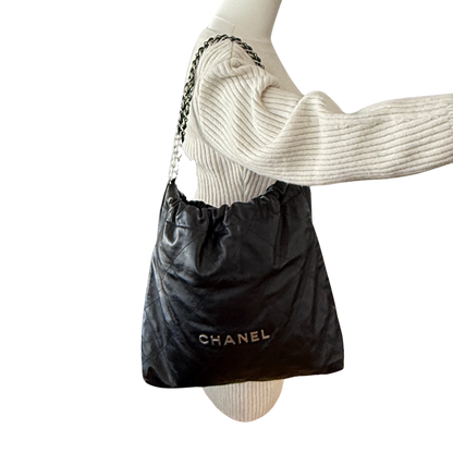 Chanel 22 mittelgroße Hobobag aus Kalbsleder Schwarz silberne Hardware / neuwertig Chanel