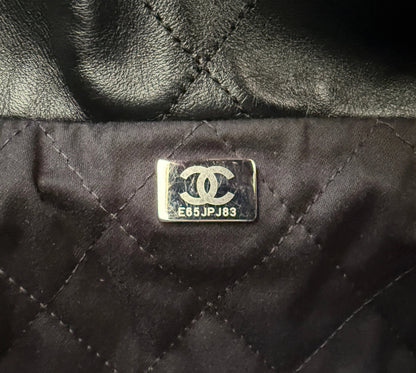 Chanel 22 mittelgroße Hobobag aus Kalbsleder Schwarz silberne Hardware / neuwertig Chanel