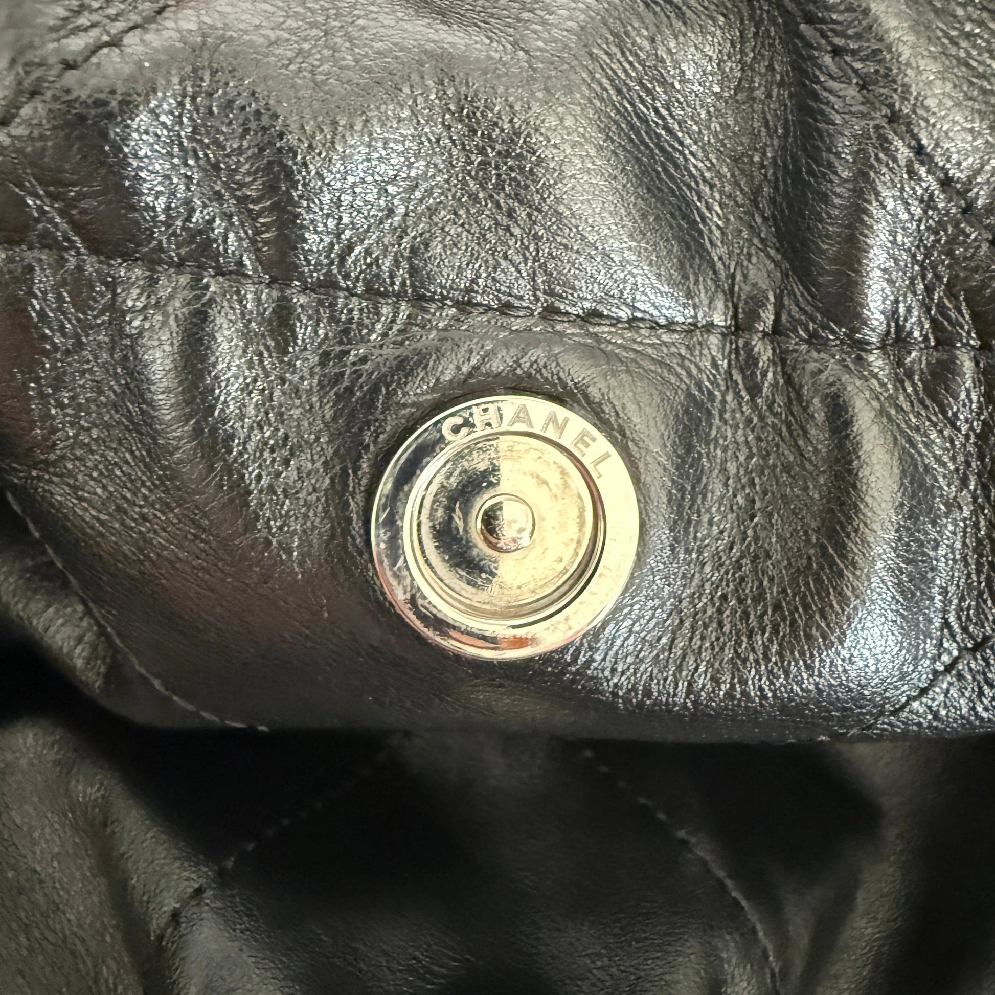 Chanel 22 mittelgroße Hobobag aus Kalbsleder Schwarz silberne Hardware / neuwertig Chanel