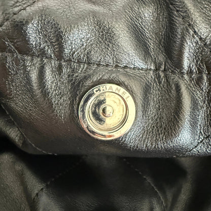 Chanel 22 mittelgroße Hobobag aus Kalbsleder Schwarz silberne Hardware / neuwertig Chanel