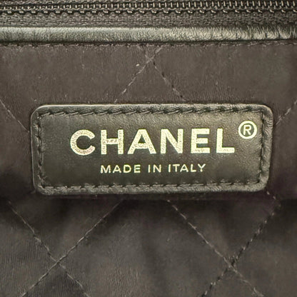 Chanel 22 mittelgroße Hobobag aus Kalbsleder Schwarz silberne Hardware / neuwertig Chanel