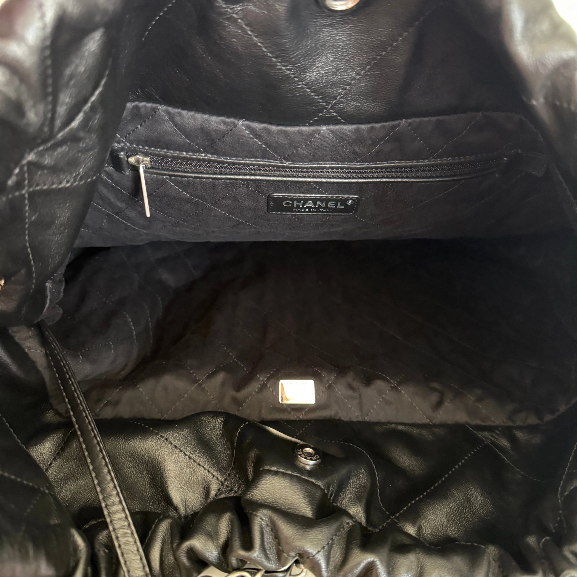 Chanel 22 mittelgroße Hobobag aus Kalbsleder Schwarz silberne Hardware / neuwertig Chanel