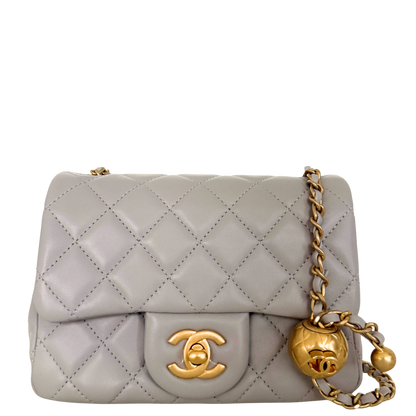 Chanel Kleine Pattentasche Lammleder und goldfarbenes Metall Hellgrau Fullset / neuwertig Chanel