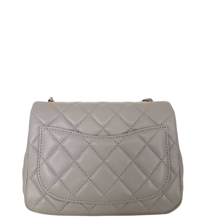 Chanel Kleine Pattentasche Lammleder und goldfarbenes Metall Hellgrau Fullset / neuwertig Chanel