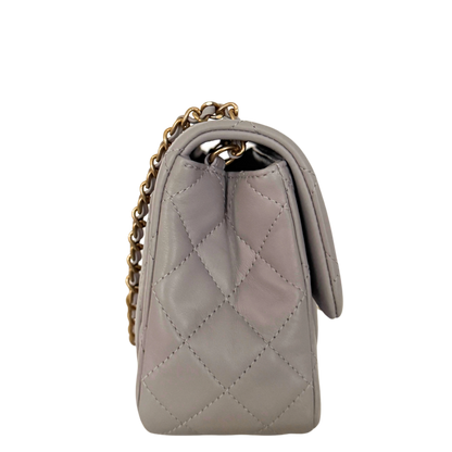 Chanel Kleine Pattentasche Lammleder und goldfarbenes Metall Hellgrau Fullset / neuwertig Chanel