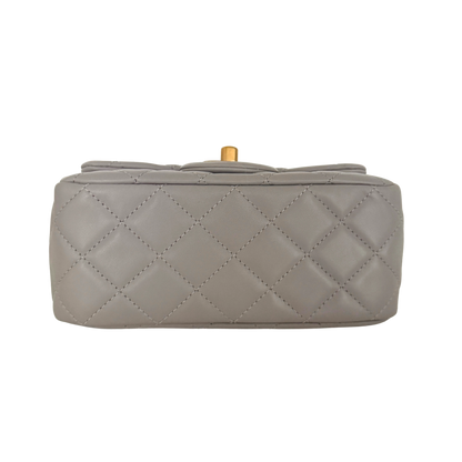 Chanel Kleine Pattentasche Lammleder und goldfarbenes Metall Hellgrau Fullset / neuwertig Chanel