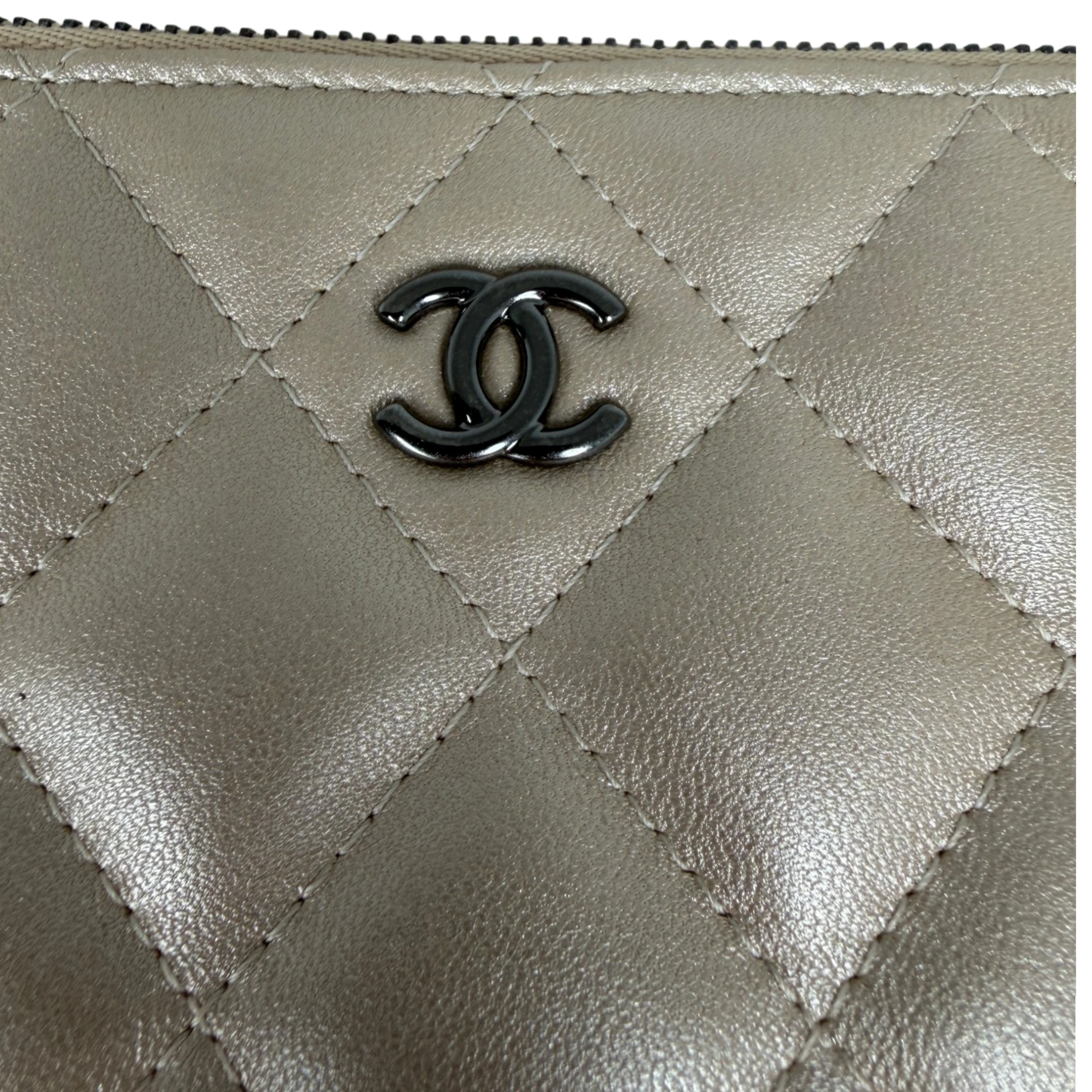 Chanel O Case Clutch Large Lammleder Beige Metallic Ruthenium Chanel