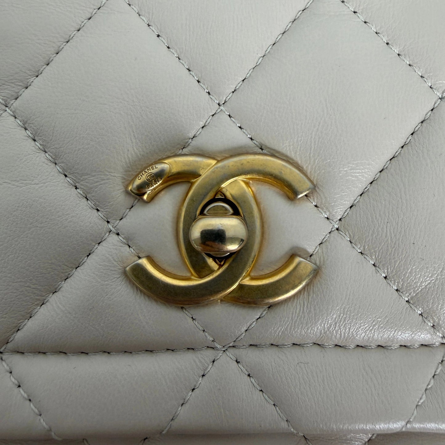 Chanel Button on Top Flap Bag small Off-White Lammleder / sehr gut Chanel