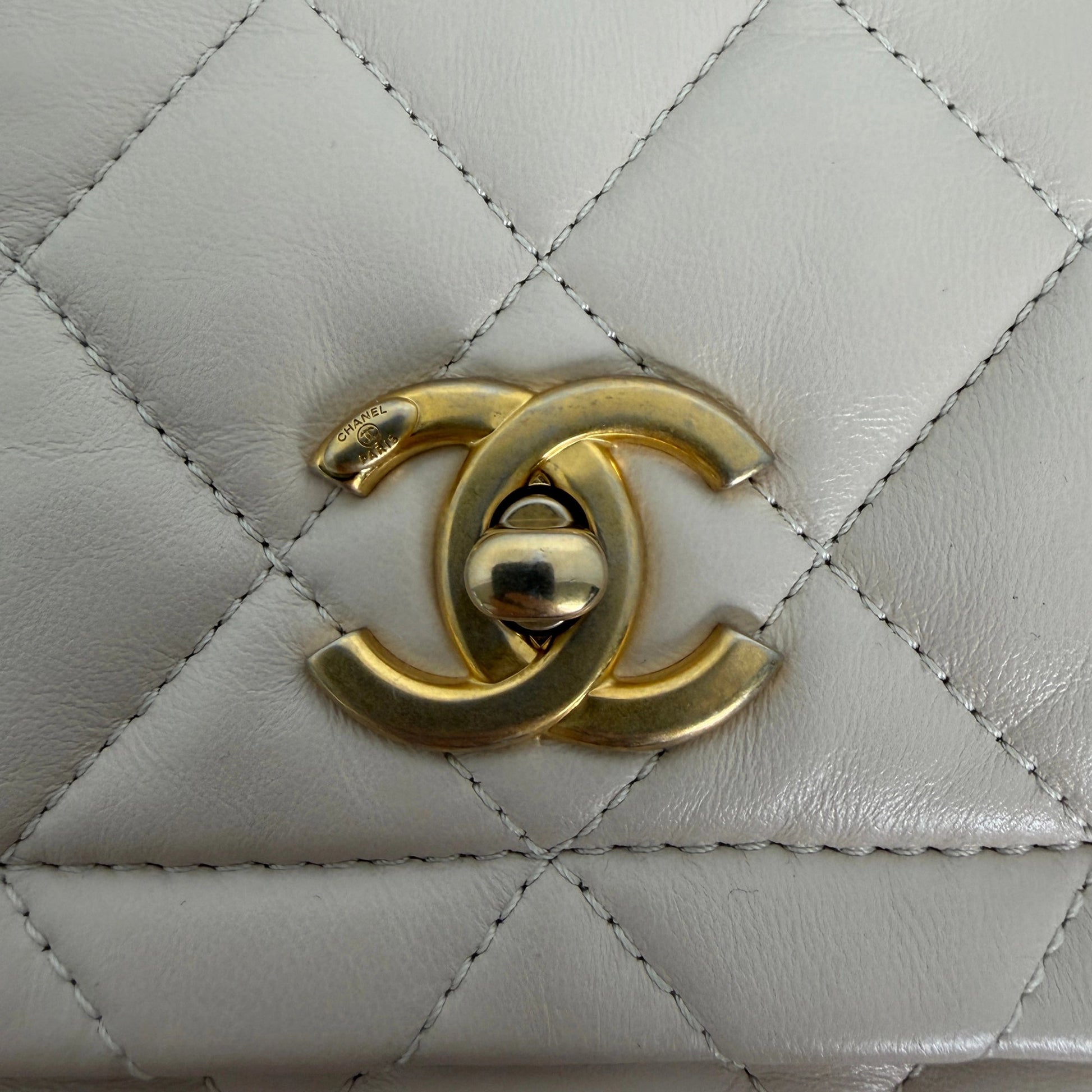 Chanel Button on Top Flap Bag small Off-White Lammleder / sehr gut Chanel
