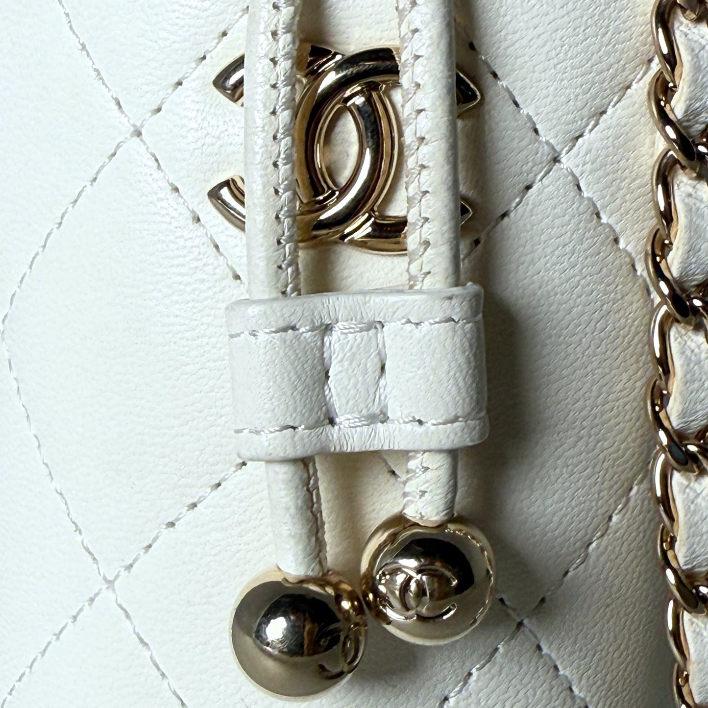 Chanel Mini-Eimertasche Weiß / sehr gut Chanel