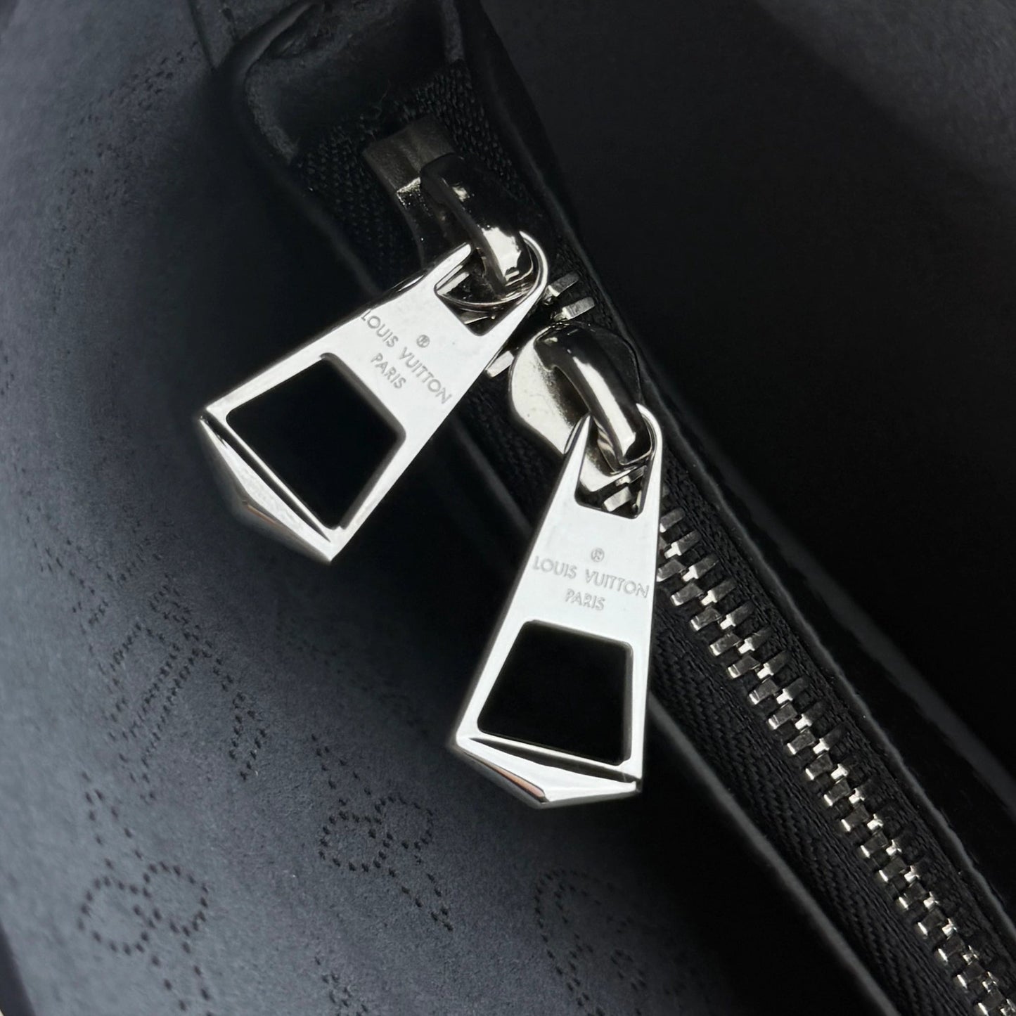 Louis Vuitton Flore Mahina M12139 Schwarz / neuwertig LOUIS VUITTON