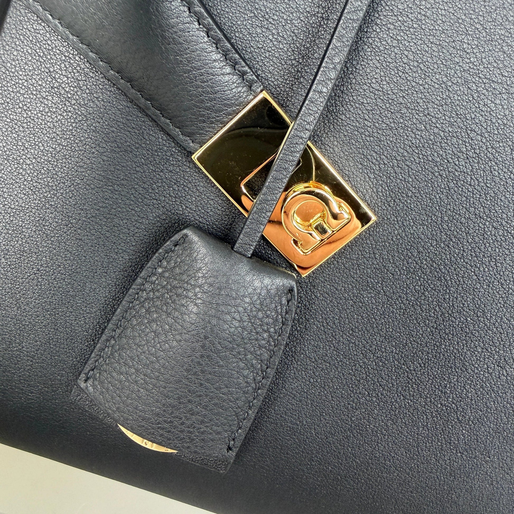 Salvatore Ferragamo HUG (L) Leder schwarz / neuwertig Salvatore Ferragamo