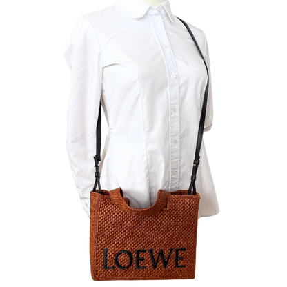 Loewe kleine Font Tote Bag aus Bast Braun / neuwertig Loewe