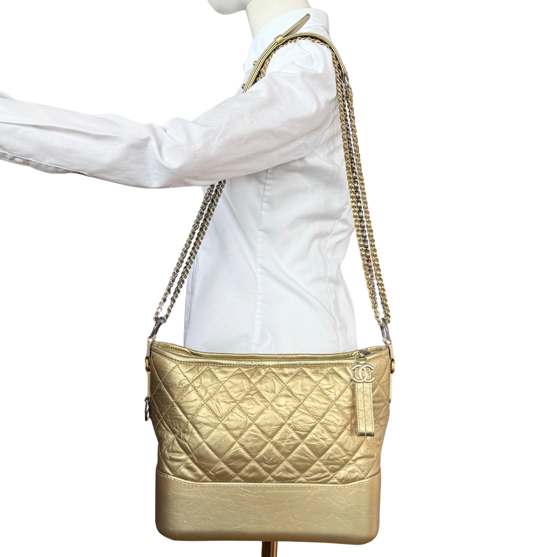 Chanel Gabrielle Hobo Bag aus gestepptem Kalbsleder Gold / sehr gut Echtheitscheck