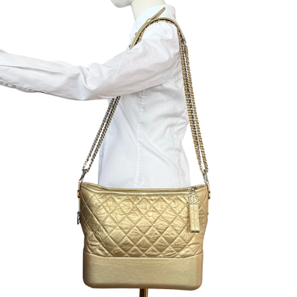 Chanel Gabrielle Hobo Bag aus gestepptem Kalbsleder Gold / sehr gut Echtheitscheck