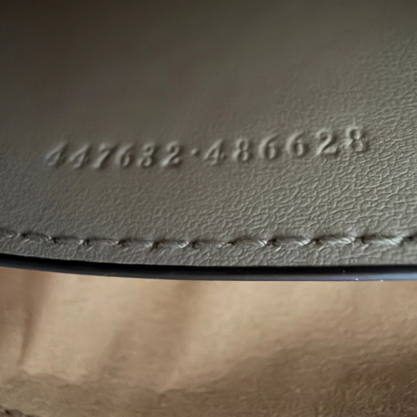 Gucci GG Marmont Camerabag klein hellgrau Leder / neuwertig Gucci