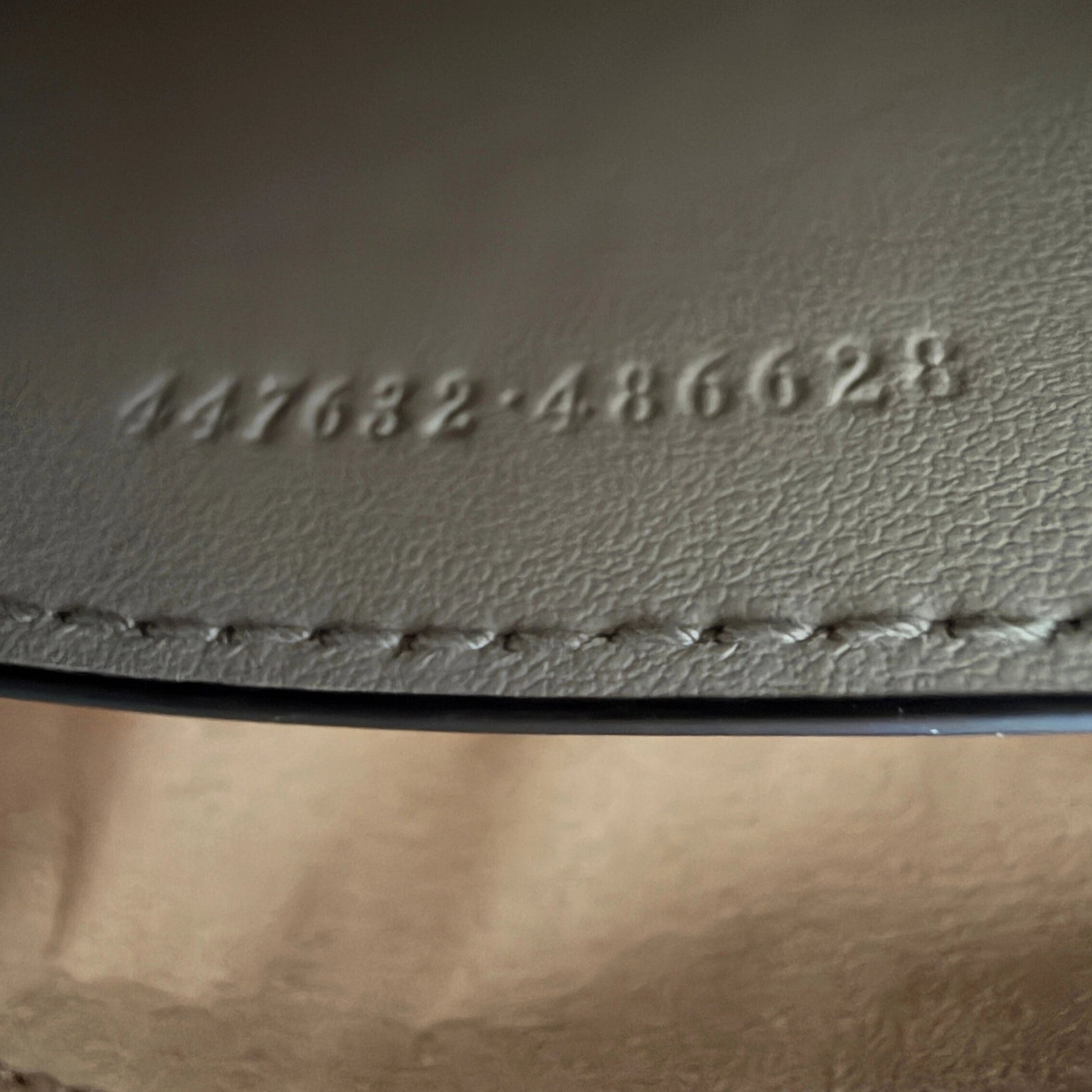 Gucci GG Marmont Camerabag klein hellgrau Leder / neuwertig Gucci