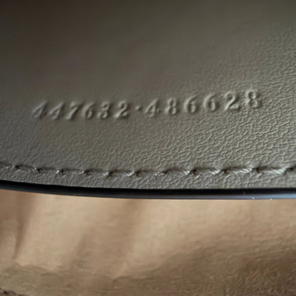 Gucci GG Marmont Camerabag klein hellgrau Leder / neuwertig Gucci