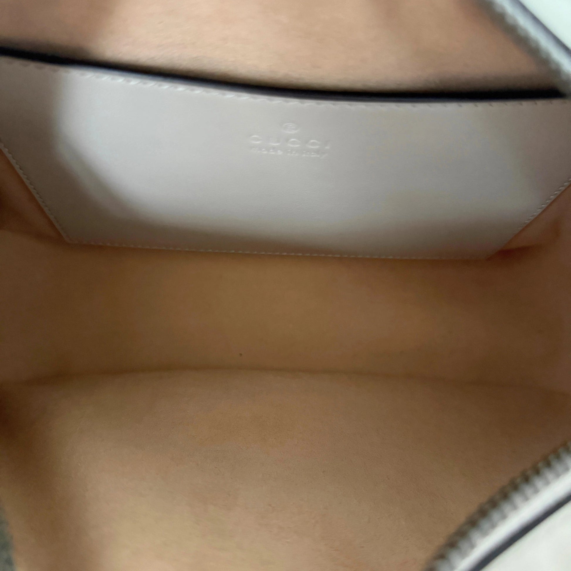 Gucci GG Marmont Camerabag klein hellgrau Leder / neuwertig Gucci