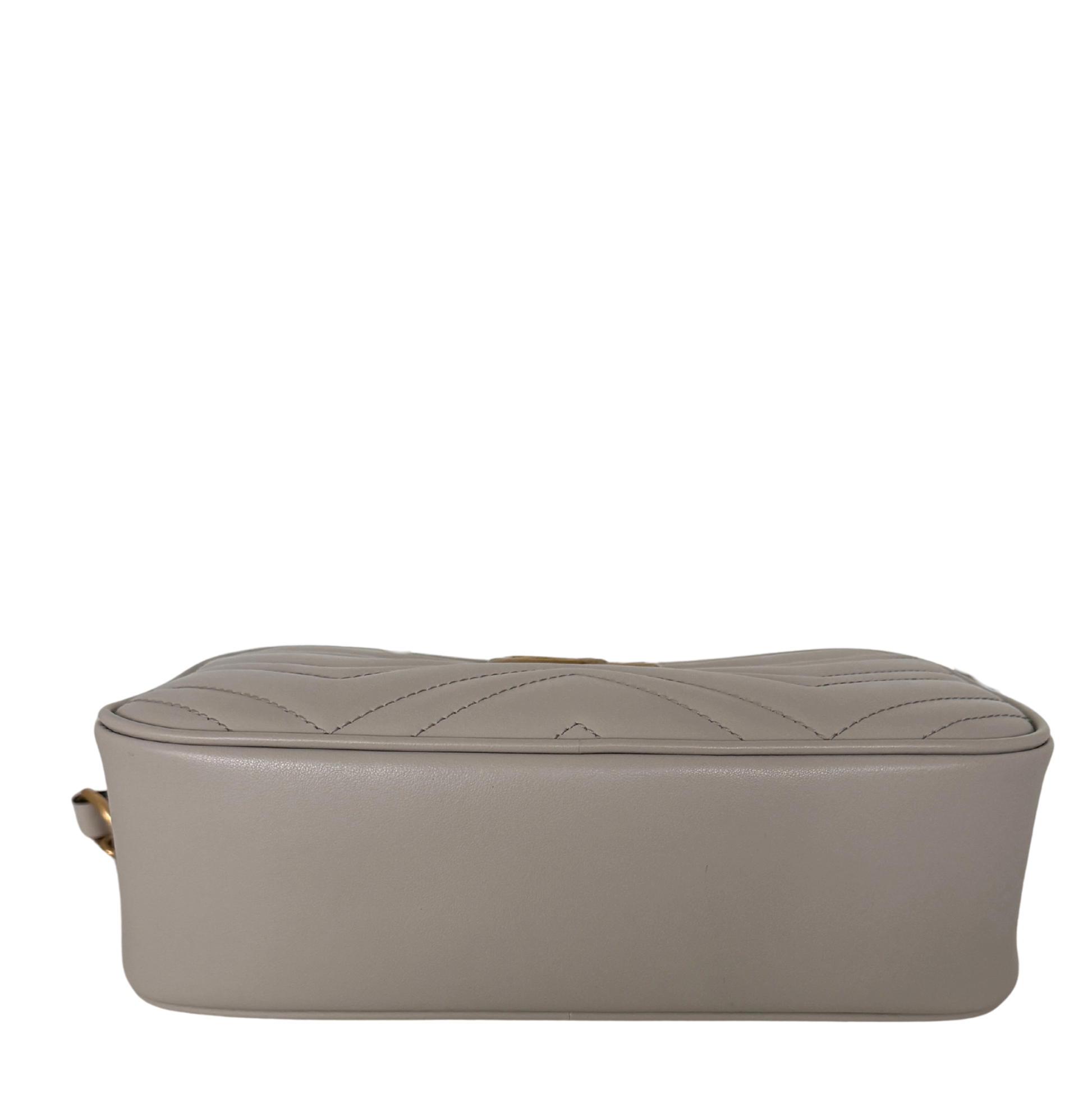 Gucci GG Marmont Camerabag klein hellgrau Leder / neuwertig Gucci