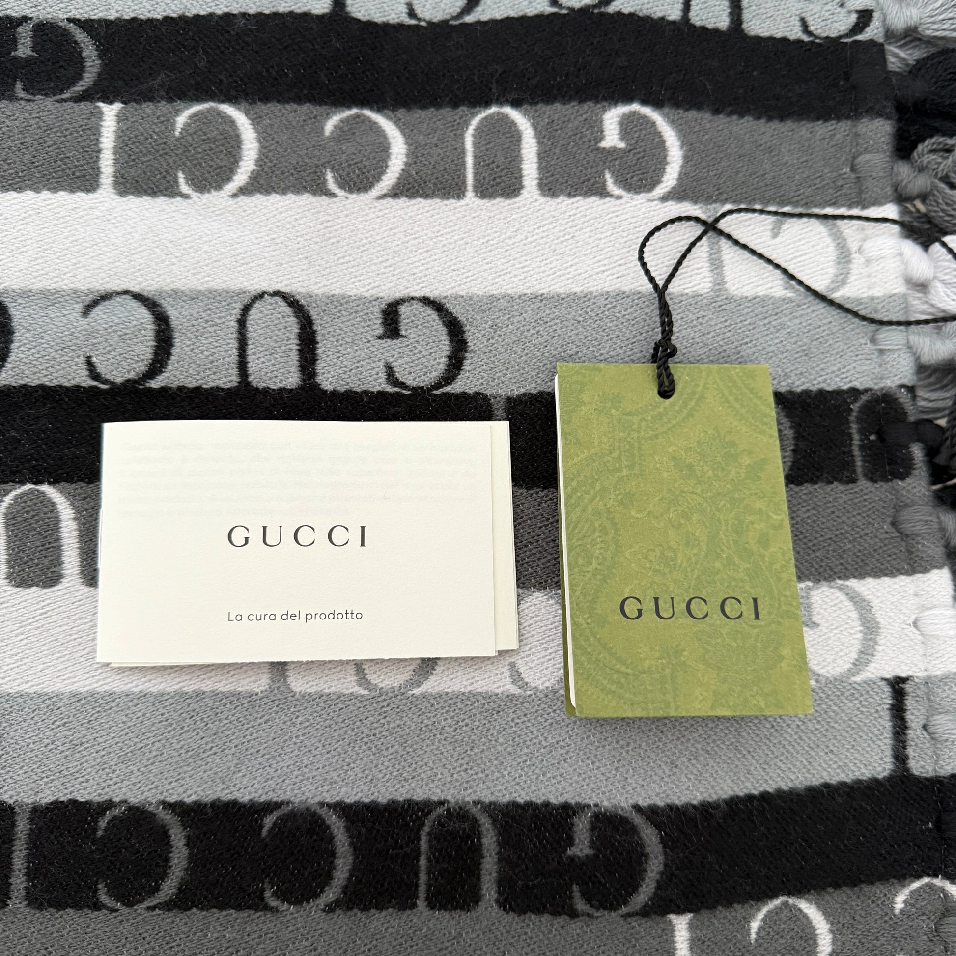 Gucci Gestreifter Schal aus Wolle Grau / neuwertig Gucci