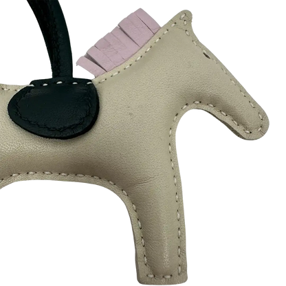 Hermès Rodeo PM Craie / mauve pâle/ vert cyprès Taschenanhänger / sehr gut Hermès