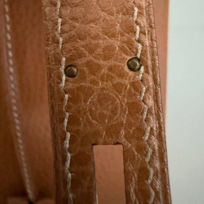 Hermès Kelly Bag 32 Clemence Leder goldene Hardware braun / sehr gut