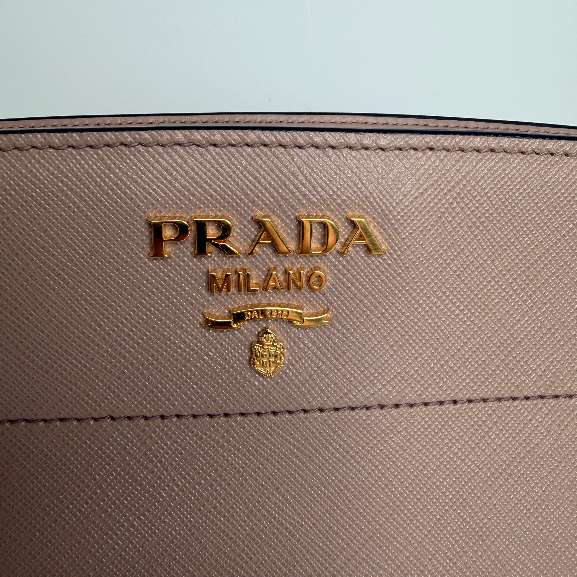 Prada Bandoliera Crossbody Tasche in Puder Saffiano Leder / neuwertig Prada