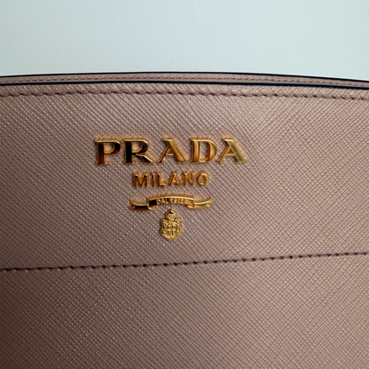 Prada Bandoliera Crossbody Tasche in Puder Saffiano Leder / neuwertig Prada
