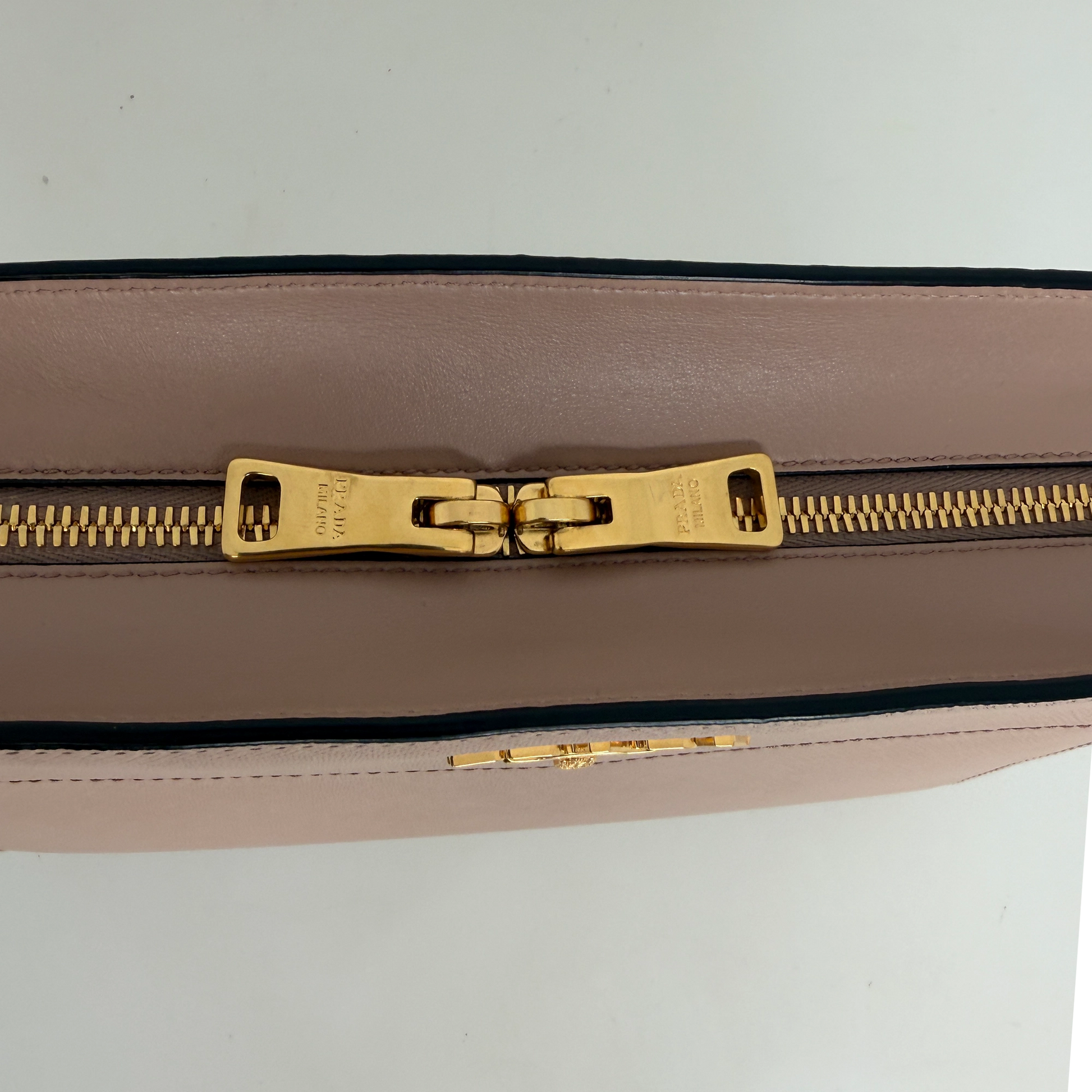 Prada Bandoliera Crossbody Tasche in Puder Saffiano Leder / neuwertig Prada
