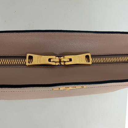 Prada Bandoliera Crossbody Tasche in Puder Saffiano Leder / neuwertig Prada