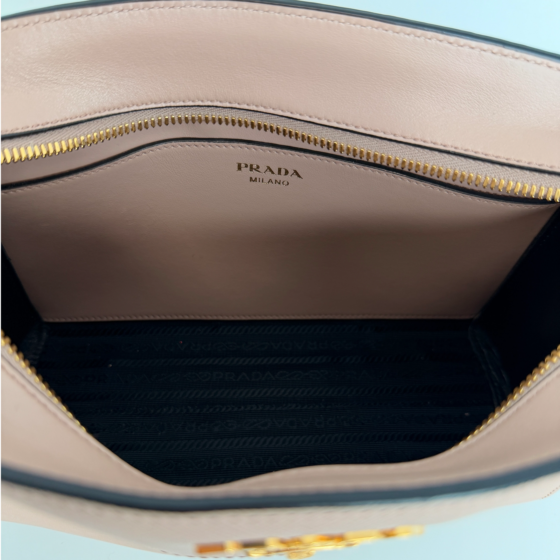 Prada Bandoliera Crossbody Tasche in Puder Saffiano Leder / neuwertig Prada