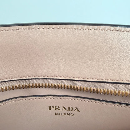 Prada Bandoliera Crossbody Tasche in Puder Saffiano Leder / neuwertig Prada