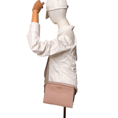 Prada Bandoliera Crossbody Tasche in Puder Saffiano Leder / neuwertig Prada