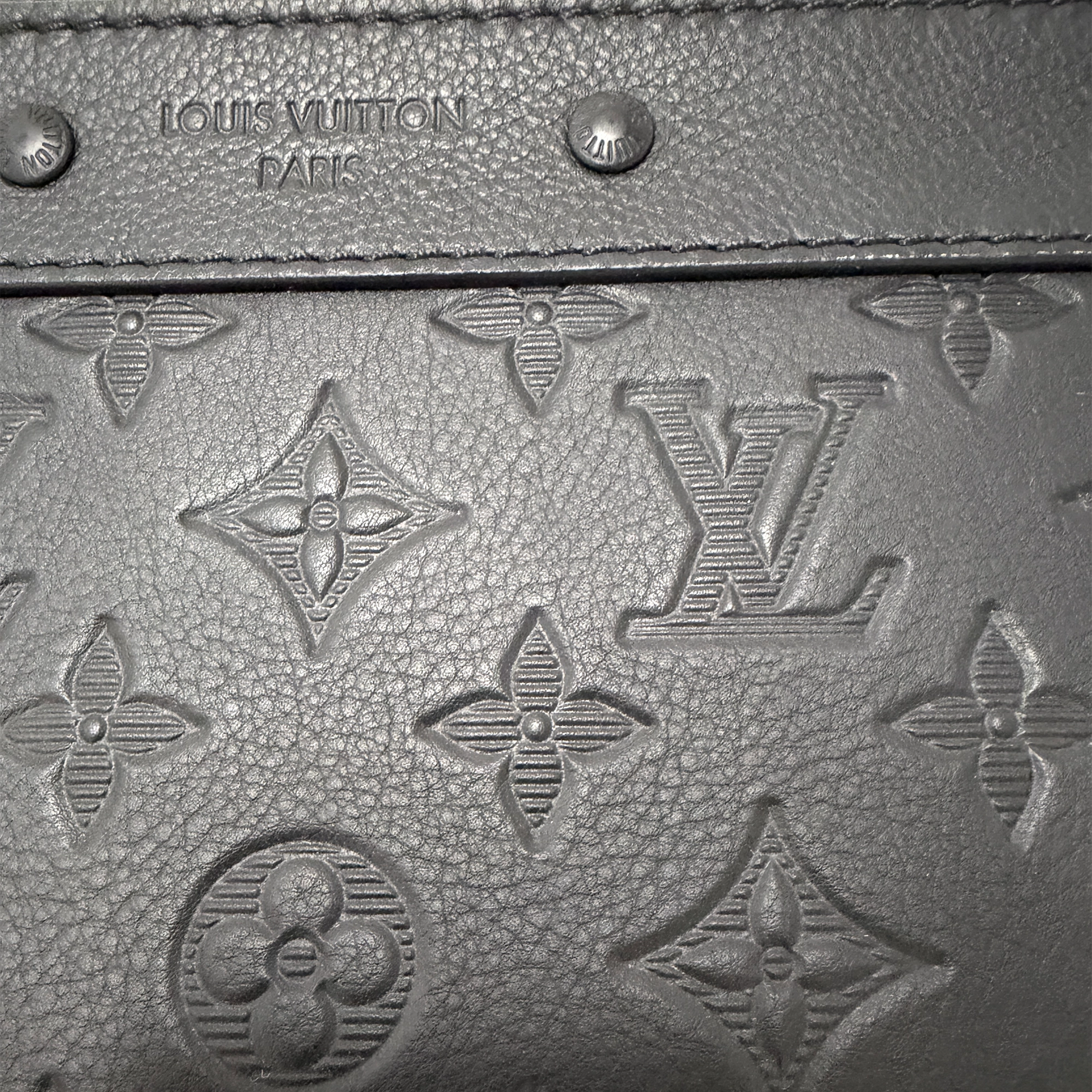 Louis Vuitton Pochette To-Go Monogram Shadow Leder / neuwertig Louis Vuitton