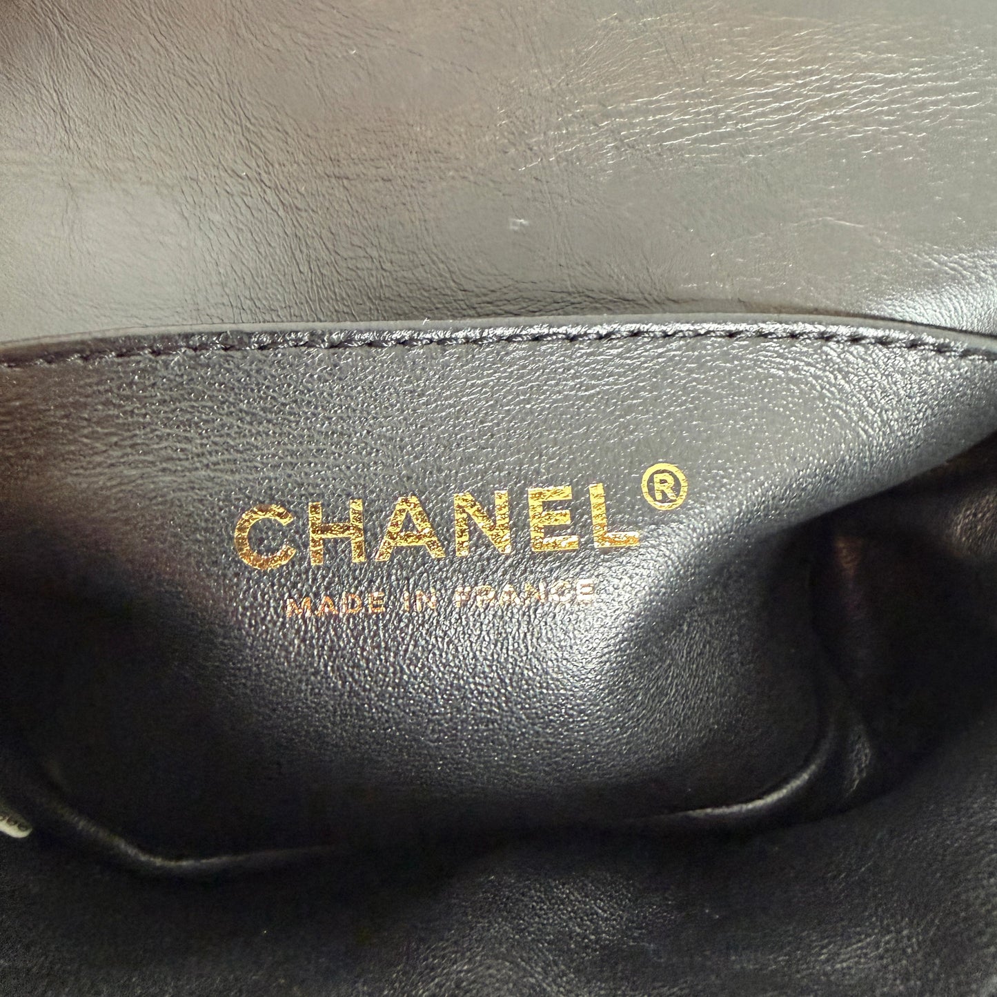 Chanel 2.55 Reissue Belt Bag Chevron Aged Calfskin Schwarz Gold Chanel