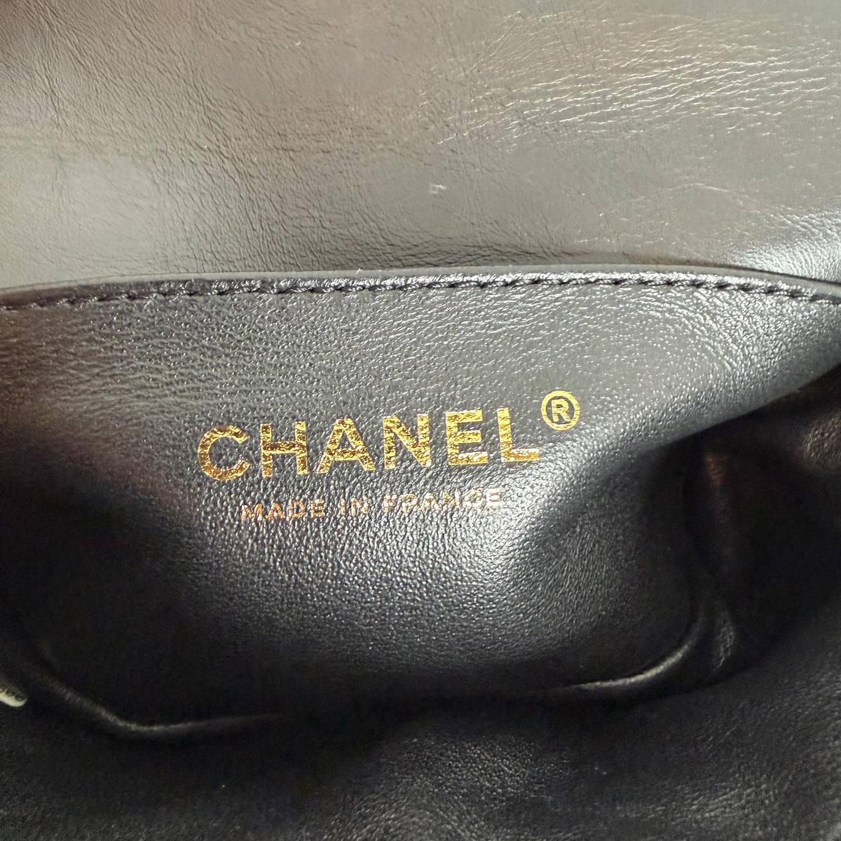 Chanel 2.55 Reissue Belt Bag Chevron Aged Calfskin Schwarz Gold Chanel