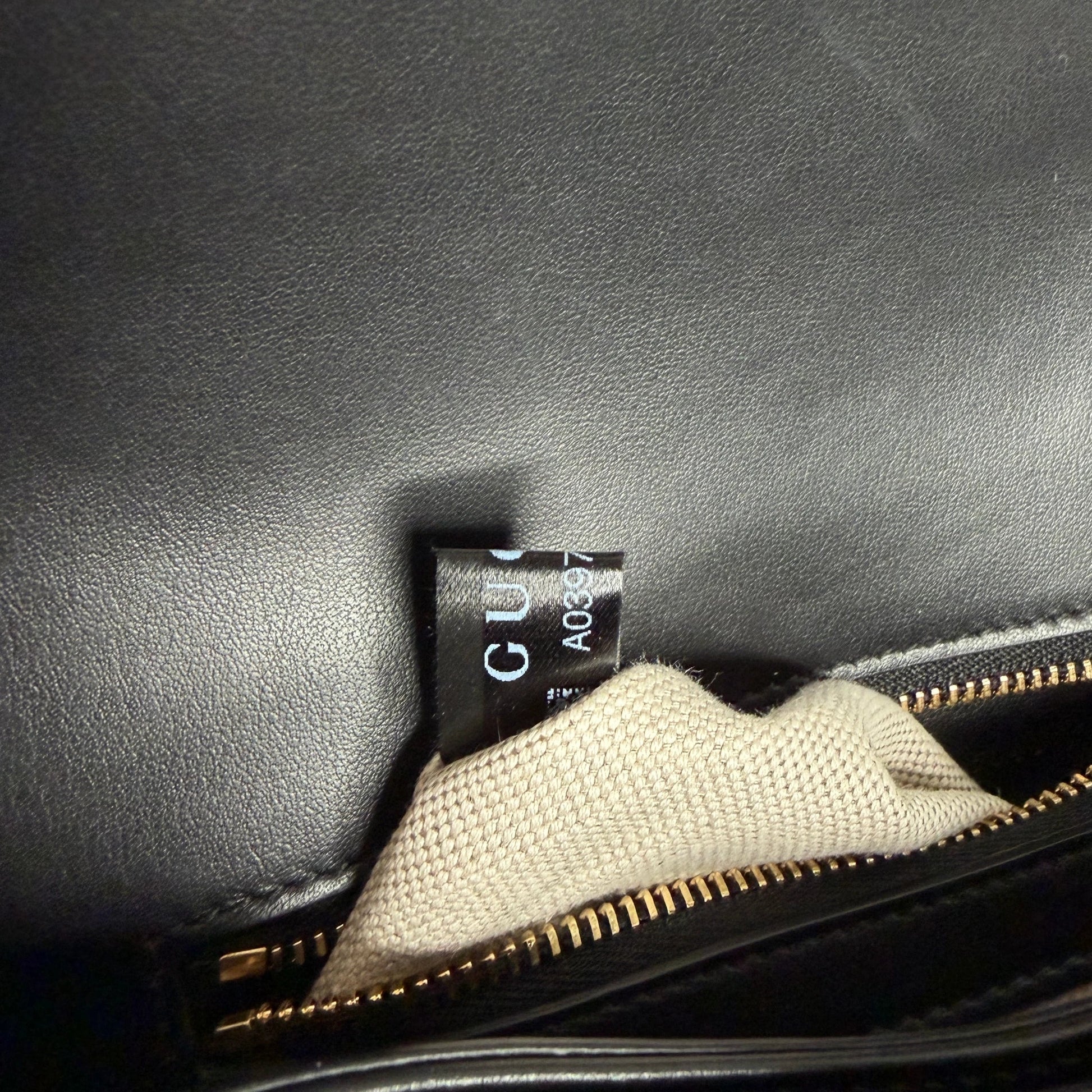Gucci GG Matelassé Small Shoulder Bag Leder Schwarz Gold 2 Riemen Gucci