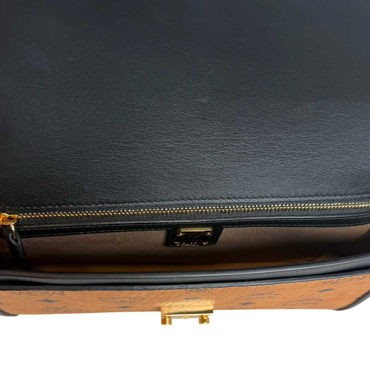 MCM Tracy Medium Crossbody Visetos Cognac Schwarz Gold Kette MCM
